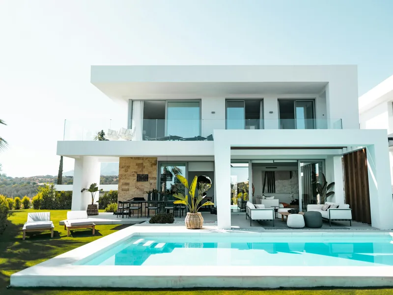 Villa contemporaine livrée clé en main, volumes blancs et grandes baies vitrées, piscine et jardin méditerranéen