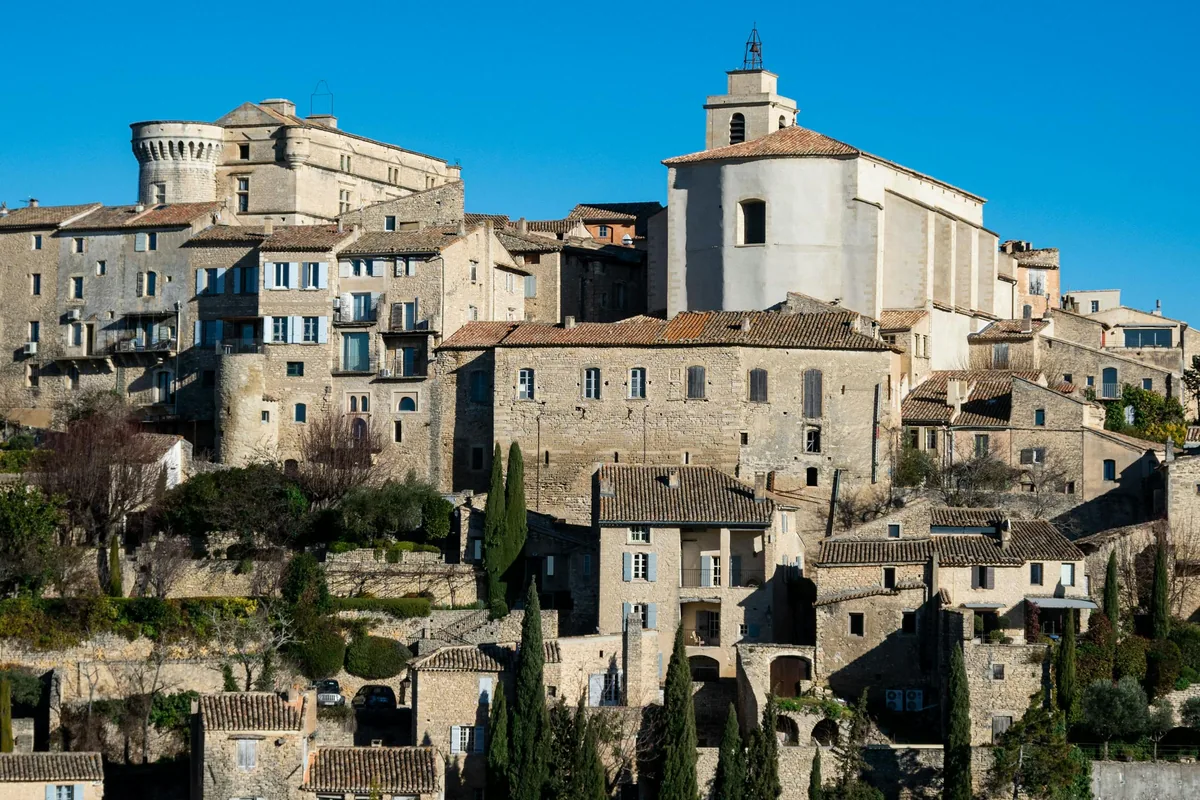 Village provençal perché et paysage de collines, dans l'esprit de Mougins