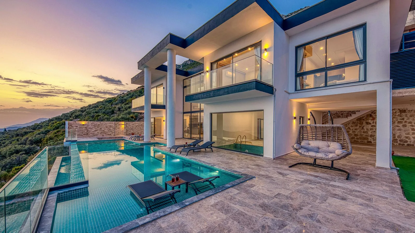 Villa contemporaine de la Côte d'Azur avec piscine à débordement à l'heure dorée