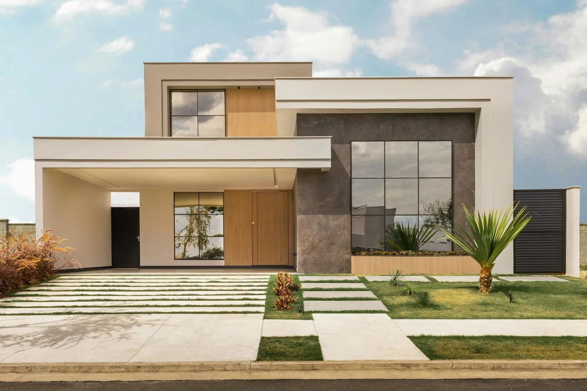 Façade d'une villa contemporaine livrée, lignes nettes de bois et de pierre